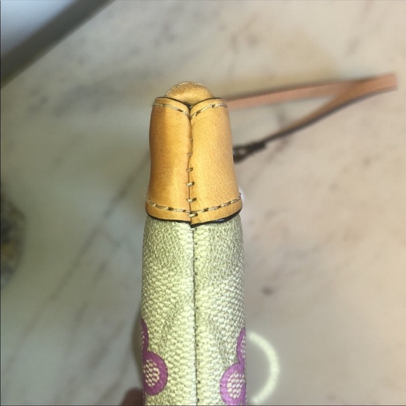 New with tags Coach Peyton Signature C medium wristlet - Picture 11 of 15